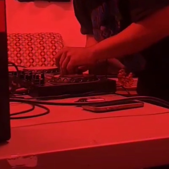 DJ board good as new in box ask for more photos if interested! - Picture 1 of 2